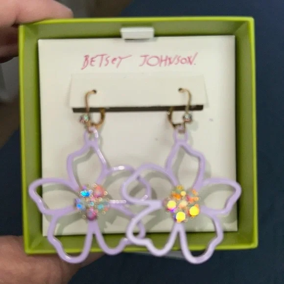Betsey Johnson lavender flower earrings - Picture 2 of 3